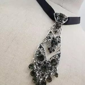 악세서리 사진소품 브로치 빅큐빅 목걸이 이 댄서 장식품 소품샵 남자 보석 남성 넥타이 패션소품 무대의