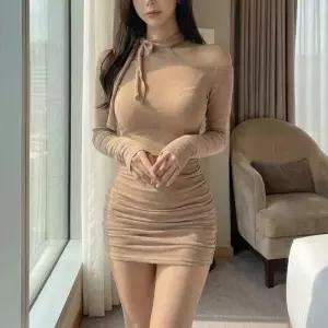 [옷자락] 여자 슬림핏 홀터넥 셔링 미니원피스