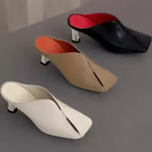 여성 독특한 가죽 트임 사각코 중간굽 뮬 신발