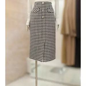 [JJ JIGOTT][JJ지고트]메탈 버튼 플랩 장식 스커트 GP2A0SKR21_DG