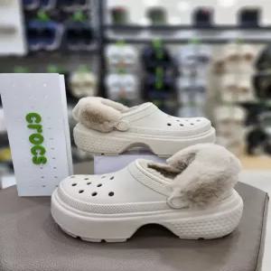 [크록스]공용 스톰프 라인드 클로그 통굽 털샌들 208546-160
