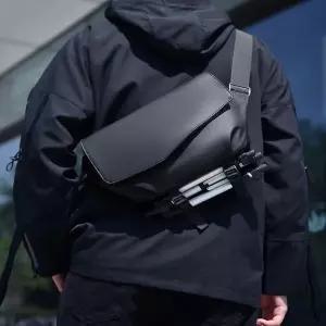 [하프클럽/]세련된 남성 블랙 하드쉘 크로스백 여행용 슬링백 힙색