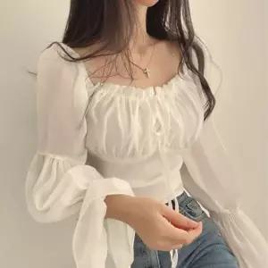 [하프클럽/]여성 우아한 레이스 셔링 오프숄더 스모크 블라우스