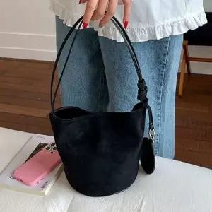 (쓰러담아) 스웨이드 원통 버킷백 가을 겨울 가방 숄더