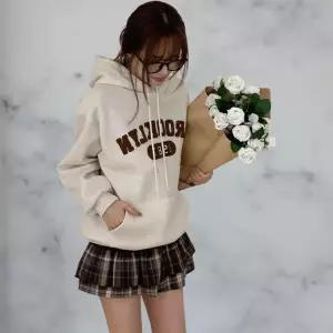 여성 캠퍼스 체크 미니스커트 데일리룩