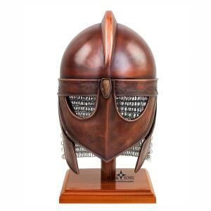 빈티지 바이킹 헬멧 디스플레이 u2013 핸드 단조 카본 스틸, 앤티크 구리 마감, 각인된 T 페이스가드, 체인메일 넥 가드, 나무 스탠드 12 6인치 H 컬렉션 장식 선물