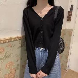 [라일리여성의류] Rly 여성용 파이브컬러 단추 클래식세미크롭 브이컷 카