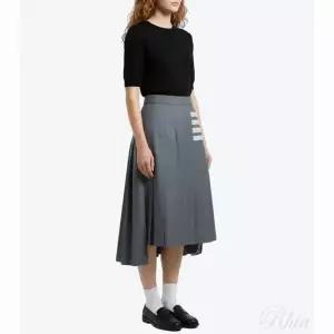 [톰브라운]25 RWB 탭 드롭백 플레인 위빙 울 플리츠 스커트 FGC400V 06146 035 149502876