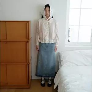 갤러리아 [써스데이아일랜드]2025 F/W 플라워패턴 페플럼 블라우스(T256MBL163W)