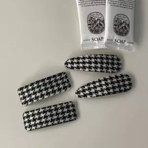 [콩심팥심]고급 똑딱핀 블랙 삼각삔 삼각 연말 옆머리 헤어핀 사