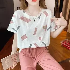 중년 여자 엄마 여름 외출 꽃무늬 패턴 화사한 반팔티