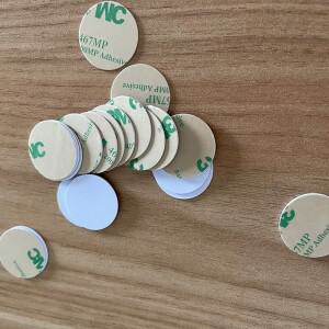 접착식 뒷면이 있는 NFC 동전 카드 태그 키  N 215 13.56MHz 504 바이트  키 직경 25mm  초경량 원형 개