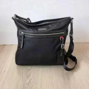4002368 투미(TIMI) 가죽배색 나일론 숄더겸크로스백/알쓸중고