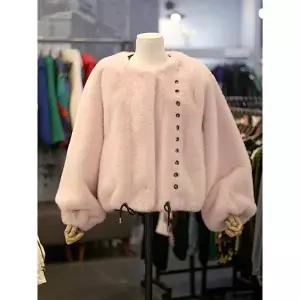 [르니앤맥코이] 세이브존03 [르니앤맥코이] 단추 포인트 스트링 페이크퍼 자켓 AQM (S45185526)