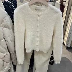 밀스튜디오 HC06 앙고라 라운드 가디건 앙고라 라운드 진주 숏 가디건 LRBCDS100WHO