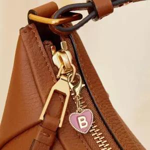 호환  핑크 러브 하트 메탈 키체인 골드 컬러 A-Z 이니셜 키링 여성용 소녀 핸드백 백팩 장식 DIY 쥬얼리