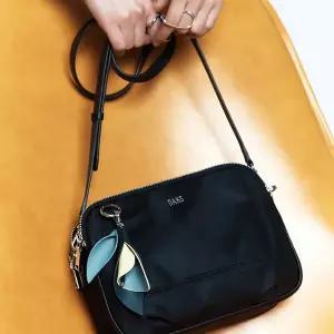 [닥스](강남점)DCBA6E520BK [MISTY FLOWER] 블랙 플라워 참장식 나일론 크로스백