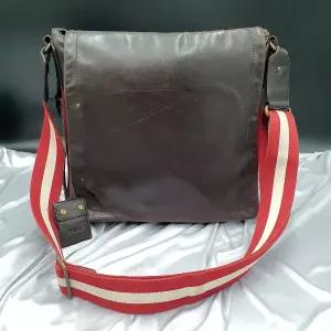 발리 브라운 가죽 A4수납 빈티지 남자 숄더백 중고 가방 은피아노