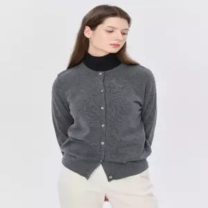 헤지스 여성 24FW [가격인하][스테디셀러][울100%] 차콜그레이 로고자수 라운드넥 가디건 WSSW4D8C1CG