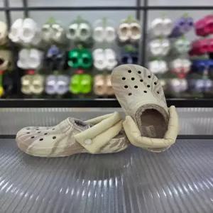 [크록스]포근한 털 클래식 퍼프 스트랩 마블 라인드 클로그 211980-2Y3/애플아울렛