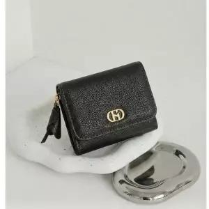 [NS홈쇼핑]헤지스핸드백 HIWA6E660BK 블랙 H장식 소가죽 지퍼 반지갑 (참장식 포함)..