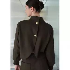 발렌시아 [HOT] 뒷 버튼 포인트 하이넥 블라우스 24AMB18