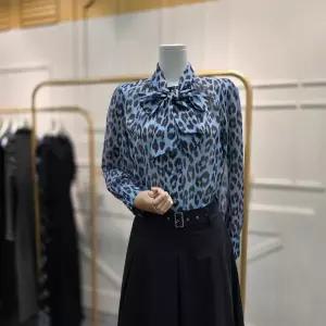 [에고이스트]레오파드 타이 볼륨 블라우스 EQ4WB060SB_CA