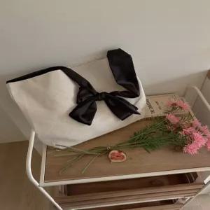 [엘루이즈][엘루이즈] [길이조절] 리앙드 블랙 스트랩 리본 숄더 에코백