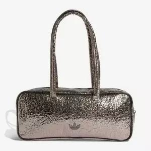 [그랜드스테이지] ADIDAS ADICOLOR AL 아디다스 아디컬러 롱 에어라이너 백 KD7880