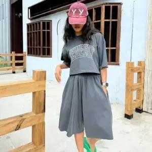 여성 크롭 반팔 레터링 티셔츠와 5부 버뮤다 여름 트레이닝 세트