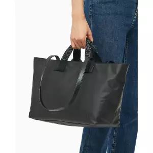 [롯데백화점]캘빈클라인 여성 울트라라이트 러버라이즈드 롱데이 쇼퍼백(DH3509-001)