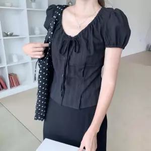 여성 러블리 펀칭 셔링 스트랩 퍼프 반팔 블라우스