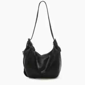 [질스튜어트핸드백] [SAGE]가죽 세이지 호보백 겸 슬링백 M 블랙 JABA5F601BK