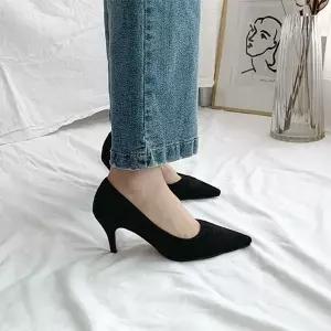 포인티드토 스웨이드 펌프스 미들힐 V컷 라인 5FW (WFKA0PC)