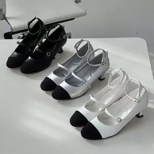 [하프클럽/]데이트 룩 여성 메리제인 구두 스트랩 배색 힐 코디