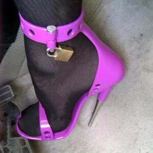 자물쇠 메탈 스틸레토 하이힐 샌들 보라색 블랙 레드 가죽 큰 발목 스트랩 스터드 축하 신발