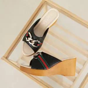 [아리앤]누빔 체인 통굽 슬리퍼 7.5cm