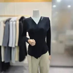 [에고이스트]브이넥 랩스타일 니트 ES1JK209BK_CA