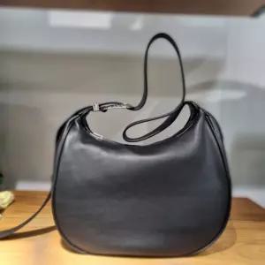 베네통/애플아울렛/하프문 레더 버클 숄더백/BCBG09511