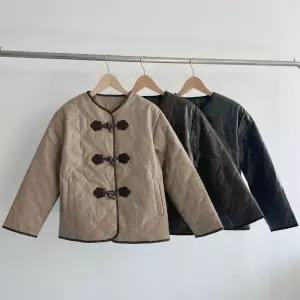 [옷자락] 여성 물결무늬 퀼팅 노카라 가죽자켓