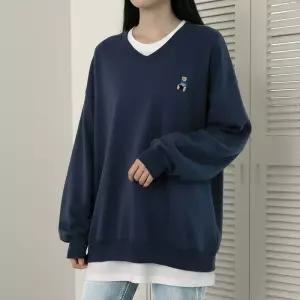 [올리비에스클로젯] 브이넥 베어자수 맨투맨 티셔츠_O2601TS014A