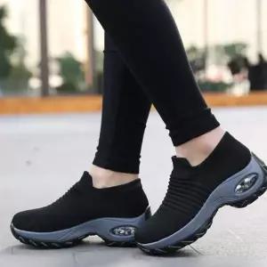 여성 247WIH43 블랙 에어굽 니트 슬립온 심플 스니커즈 워킹화