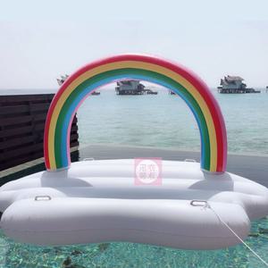 무지개 튜브 특이한 물놀이 여름 해수욕장 바다 성인