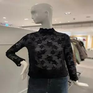 [르니앤맥코이] 플라워 시스루 반폴라 티셔츠 (MN04TS706FJY)