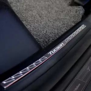 풀체인지 4세대 투싼NX4 메탈 헤어라인 도어스텝 포인트 튜닝 몰딩 간편부착 스크래치방지