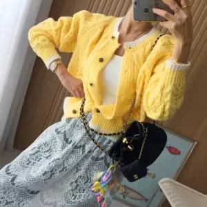 엔틱로즈 단추 배색 라운드 꽈배기 세미크롭 간절기 니트가디건 (4color)