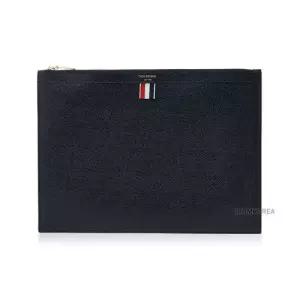 [톰브라운] FW25 남성 페블그레인 클러치백 MAC021L 00198 001