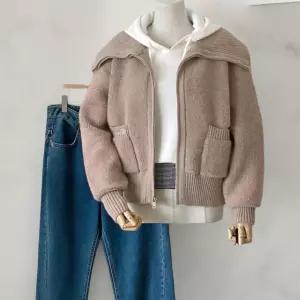 여성 따뜻한 파스텔톤 부클 세일러 카라 시보리 가디건