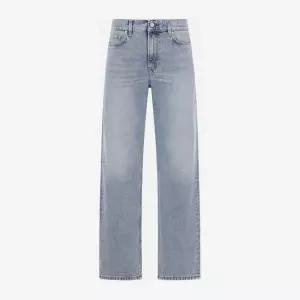 엠보스드 로고 패치 라이트 블루 데님 진 252WRB0270FB0423 30530