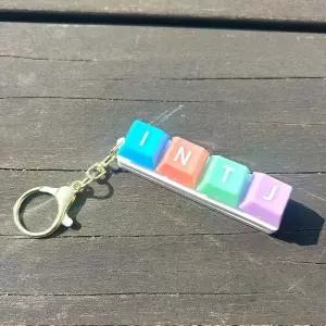 고품질 우정템 mbti 키홀더 가방 열쇠고리 차키 딸깍 (WFJ46FL)